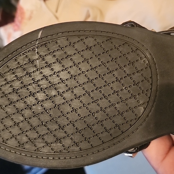 Black and Gold size 10 flat Sandal - Picture 3 of 4